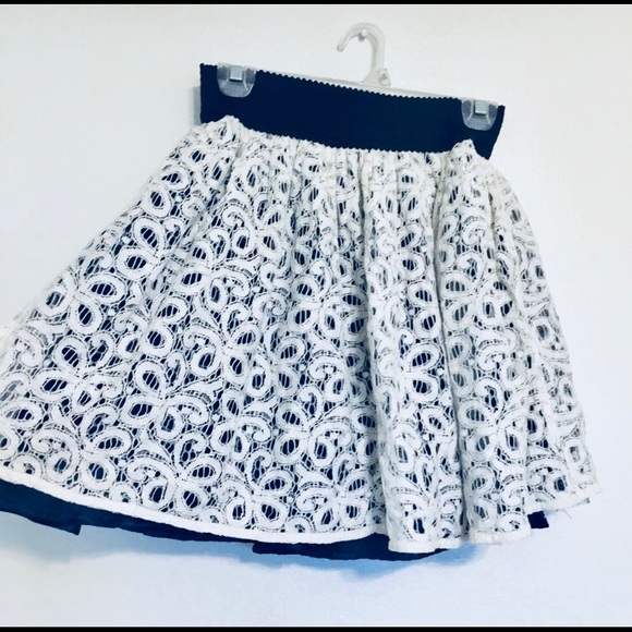 Dresses & Skirts - Lace skirt with stretchy waistband